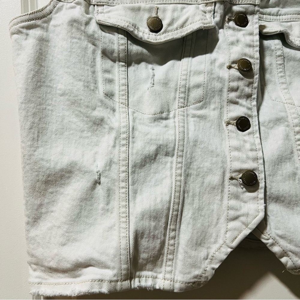 Universal Thread Women’s Distressed Ripped Denim White Vest Size XL Buttons - Picture 5 of 11